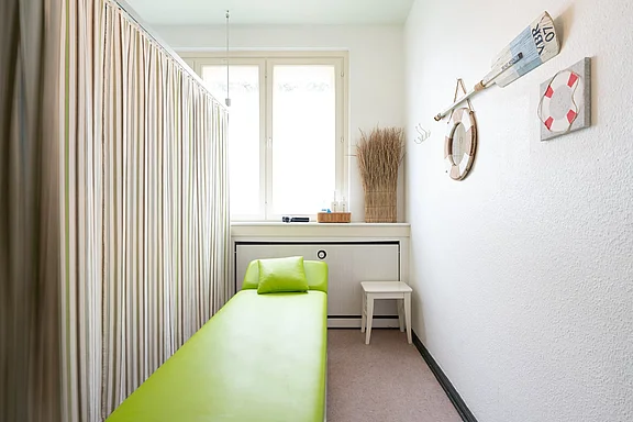 Physiotherapiezimmer mit Behandlungsliege