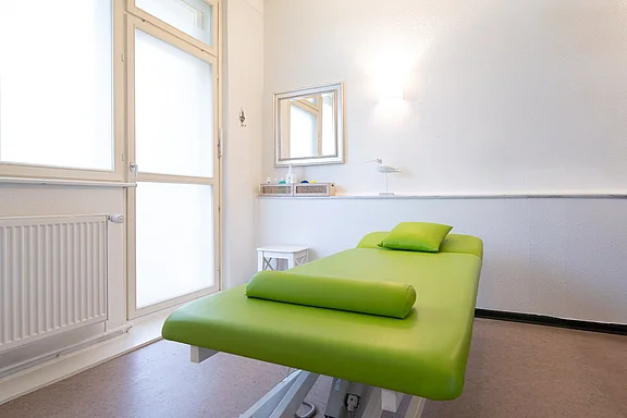großes Physiotherapiezimmer mit Behandlungsliege