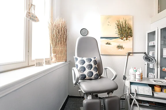 Fußpflegestuhl in Behandlungszimmer